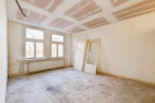 Heller Raum mit großem Fenster und Heizkörper