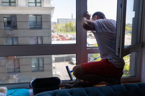 Altes Fenster wird ausgebaut